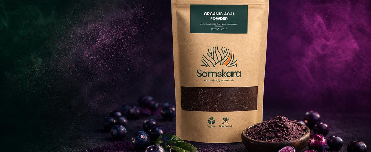 Bolsa de açaí en polvo ecológico BIO liofilizado Samskara junto a bayas de açaí