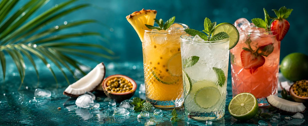 Mocktails tropicales con lima, menta y agua de coco en polvo, sin alcohol