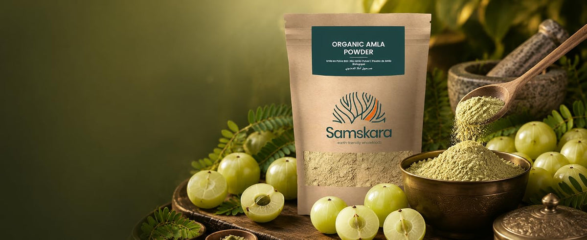 Amla ecológica en polvo Samskara con grosellas indias frescas, cuenco de polvo verde y bolsa del producto