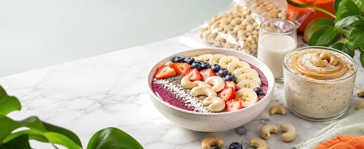 Smoothie bowl con granola y anacardos crudos para un desayuno crujiente