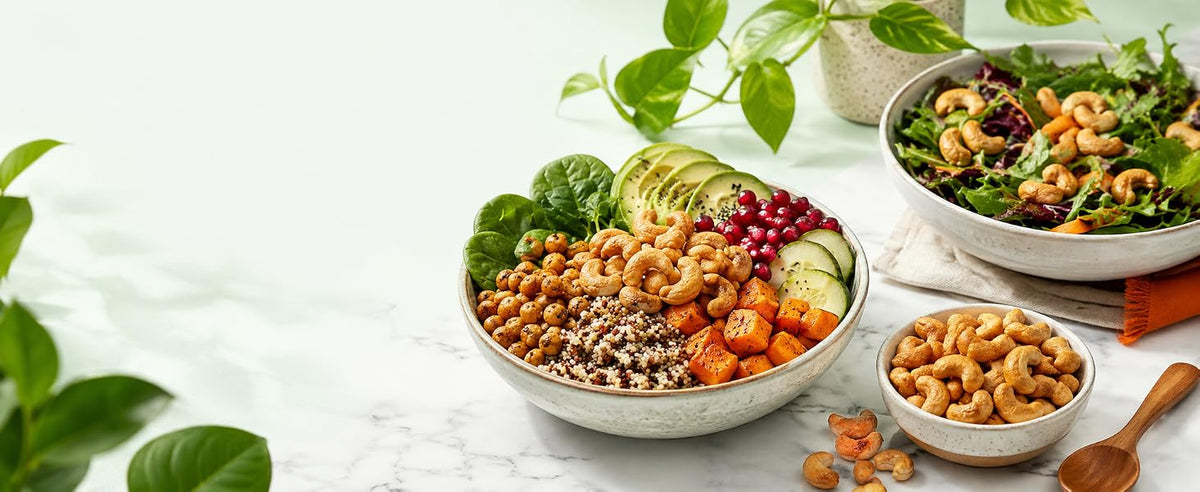 Buddha bowl y ensalada con anacardos tostados, arroz y quinoa