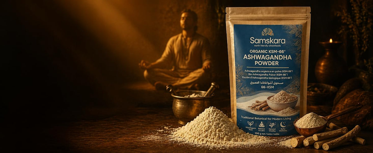 Bolsa de ashwagandha KSM-66 en polvo ecológica Samskara con raíces secas y persona meditando a la luz de las velas