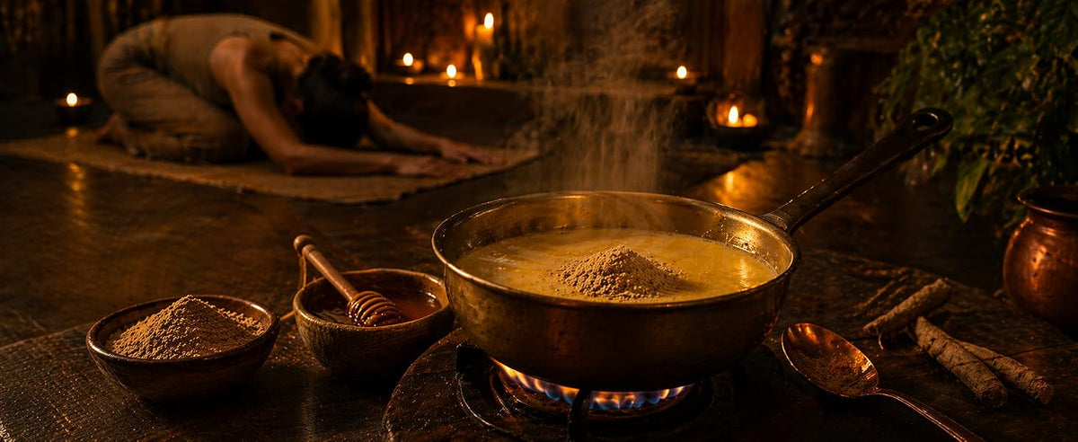 Cazo de leche dorada con ashwagandha al fuego en una cocina tradicional con persona estirando al fondo