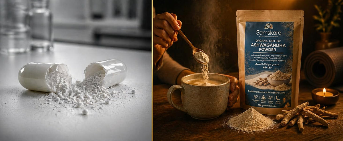 Ashwagandha en polvo junto a una taza de bebida templada con cucharita y bolsa Samskara