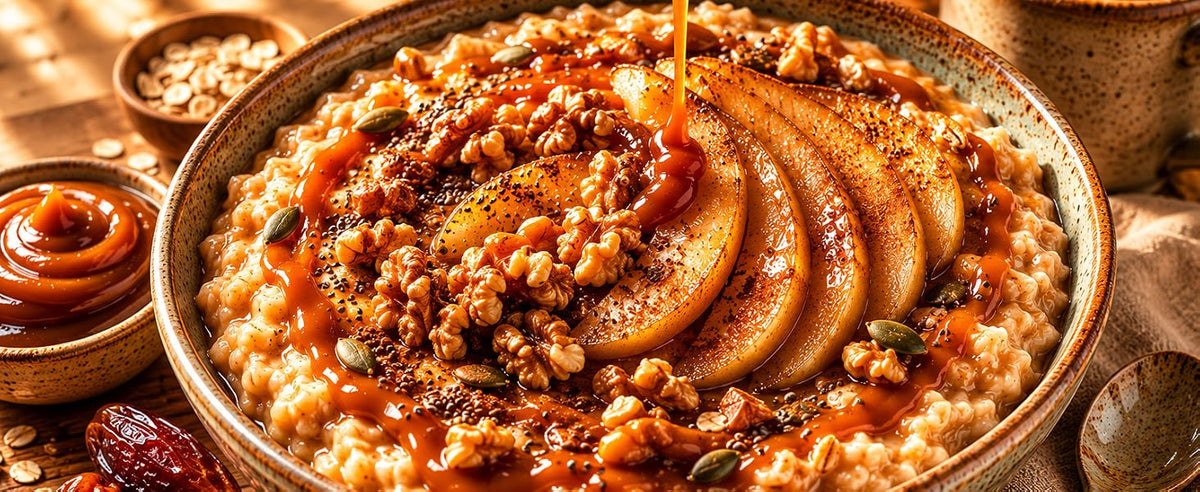 Desayuno de avena caliente con pasta de dátiles, fruta y canela
