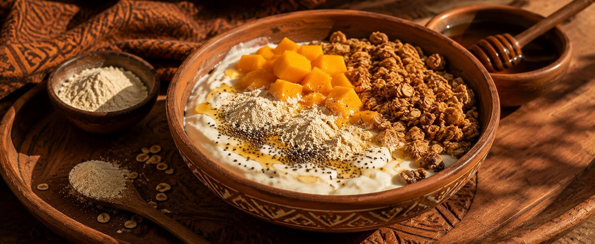 Bowl de yogur griego con baobab en polvo, granola y fruta para el desayuno