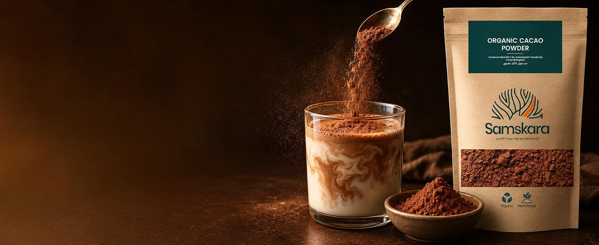 Vaso de bebida con cacao desgrasado ecológico en polvo Samskara y bolsa del producto