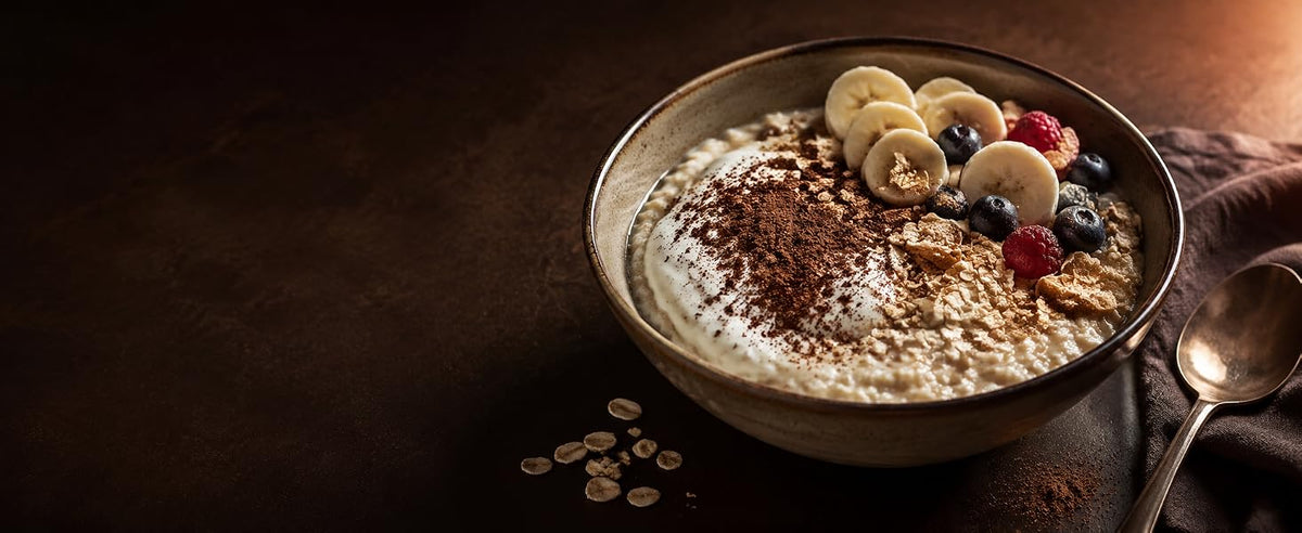 Bol de avena con cacao en polvo, plátano y frutos rojos para el desayuno