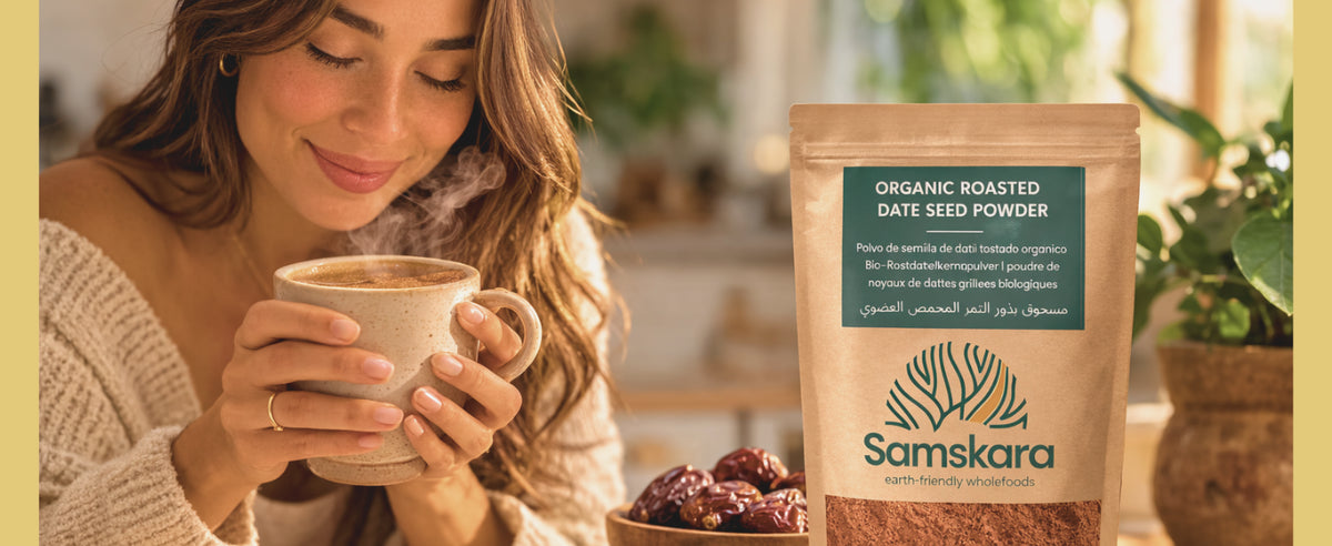 Mujer disfrutando una taza de café de semilla de dátil tostado junto a la bolsa ecológica Samskara