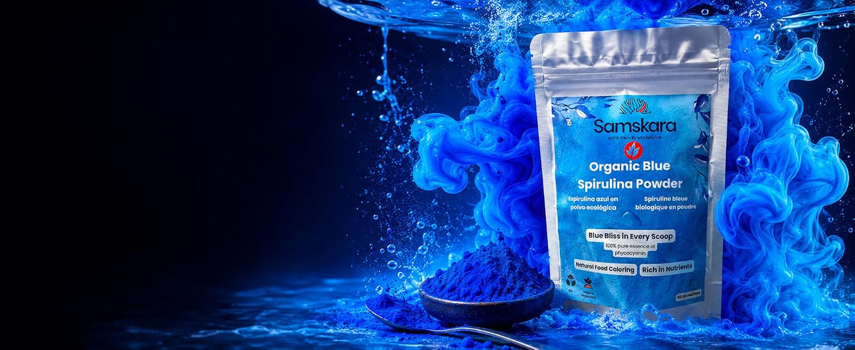 Frasco de espirulina azul BIO en polvo sobre fondo azul, ficocianina pura como colorante alimentario natural