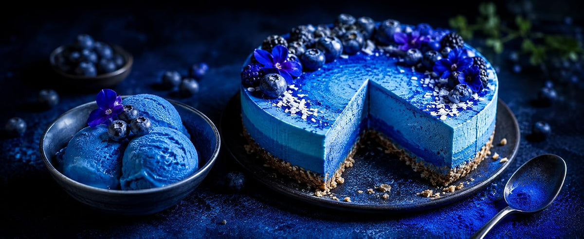 Helado, nice cream y raw cheesecake de color azul natural con espirulina azul