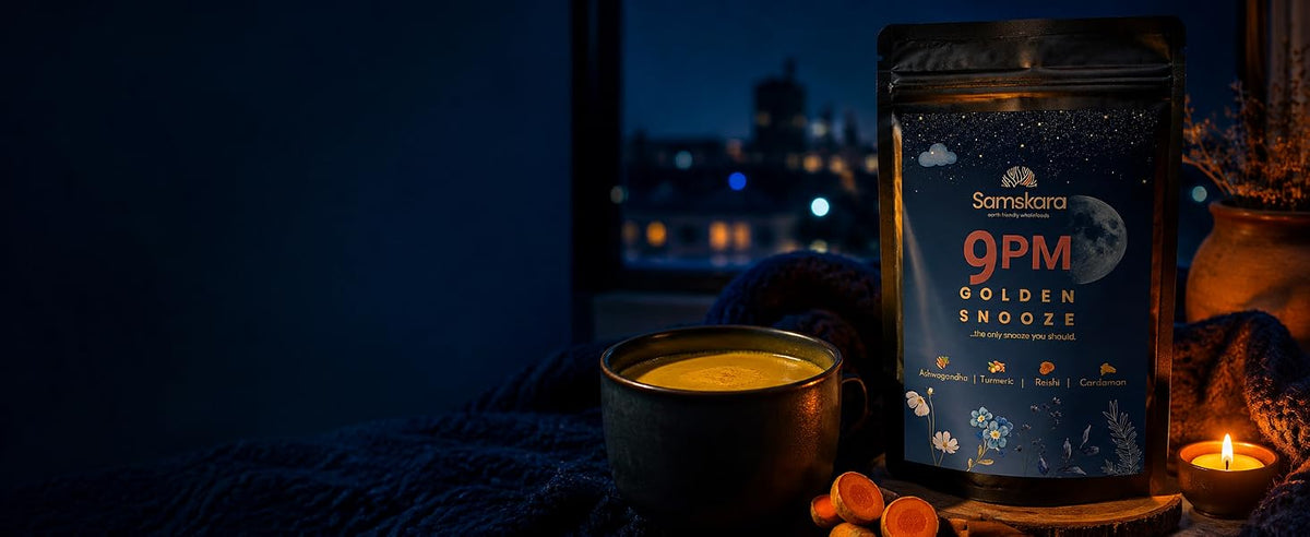 Golden Snooze 9PM BIO, leche dorada de cúrcuma, reishi y ashwagandha junto a una taza dorada por la noche