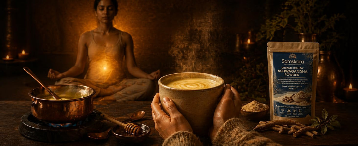Manos sosteniendo una taza de leche dorada con ashwagandha junto a una olla de cobre y bolsa Samskara