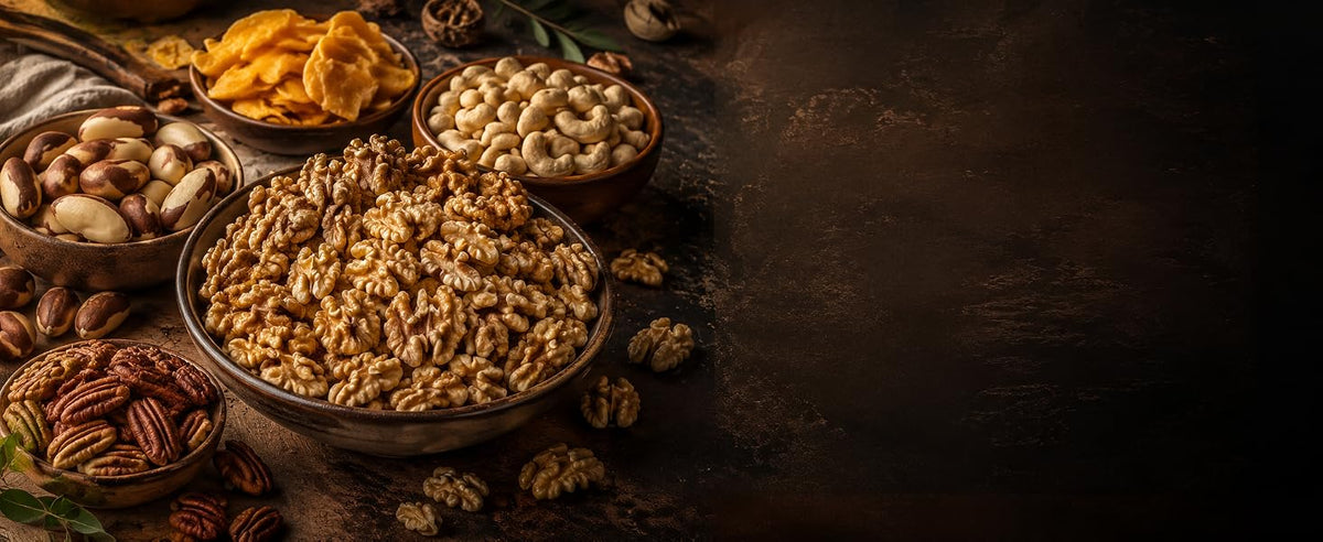 Cuencos de nueces peladas, pecanas, anacardos y frutos secos de calibre premium vistos desde arriba