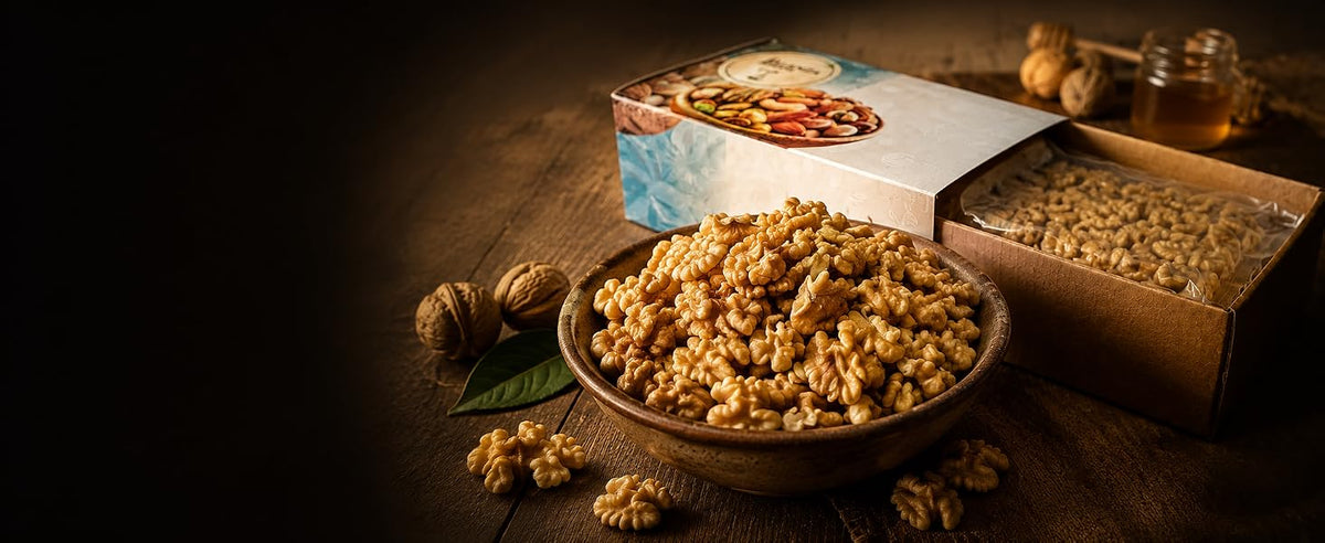 Cuenco de nueces peladas extra light junto a caja premium con nueces al vacío y un tarro de miel