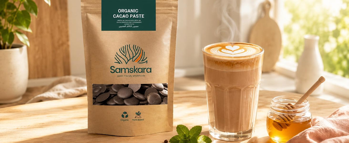 Cacao latte con pasta de cacao batida en leche caliente, alternativa al café