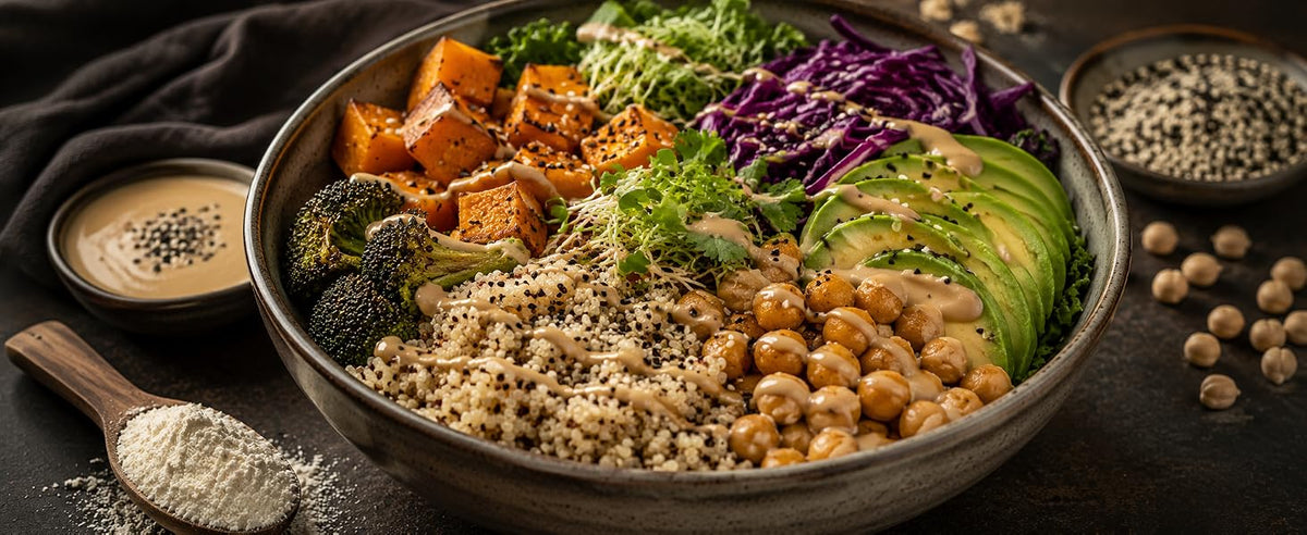 Bowl salado con proteína de arroz mezclada en sopas, hummus y salsas