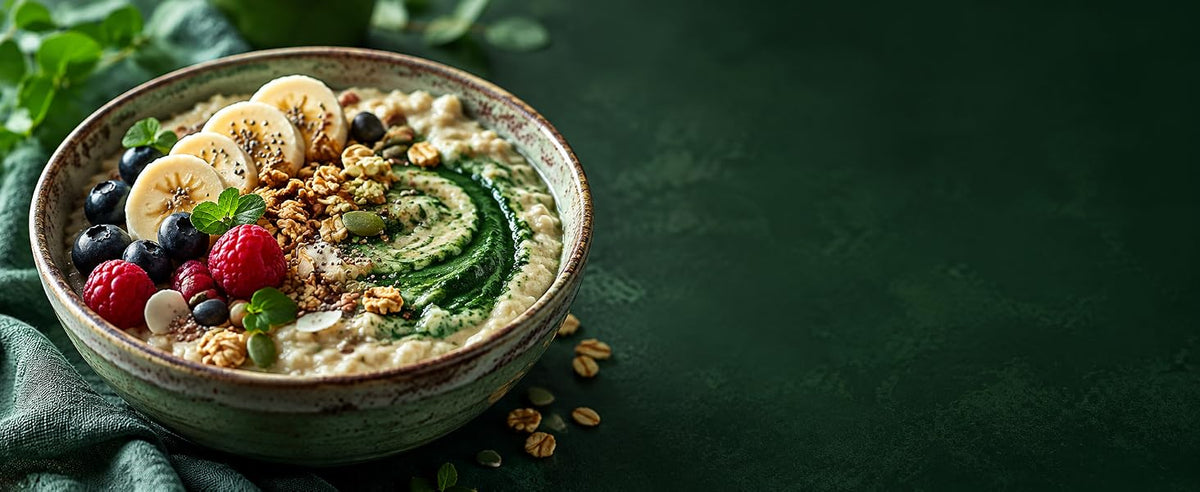 Bowl de desayuno con porridge y yogur con un toque verde de chlorella en polvo