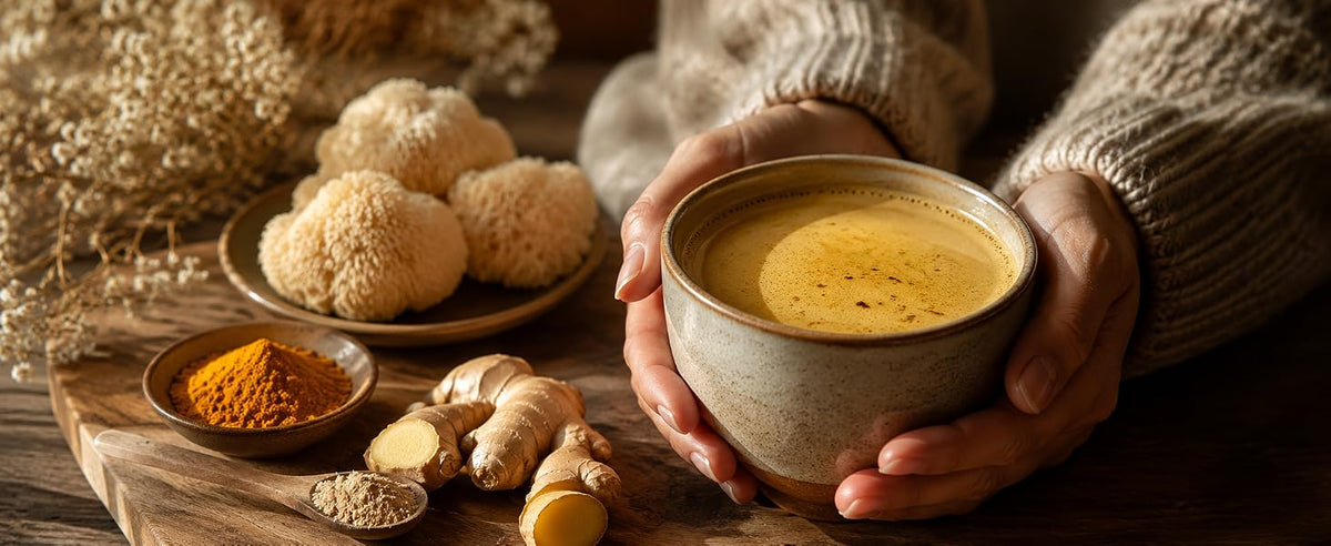 Golden latte con melena de león, cúrcuma, pimienta y leche de avena tibia