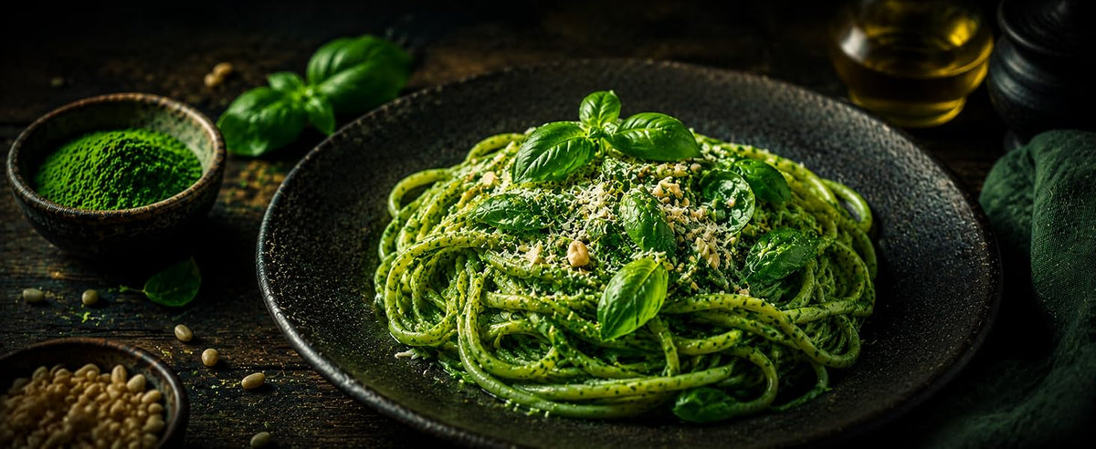 Pasta verde con pesto de espirulina, albahaca, limón y piñones en una sartén
