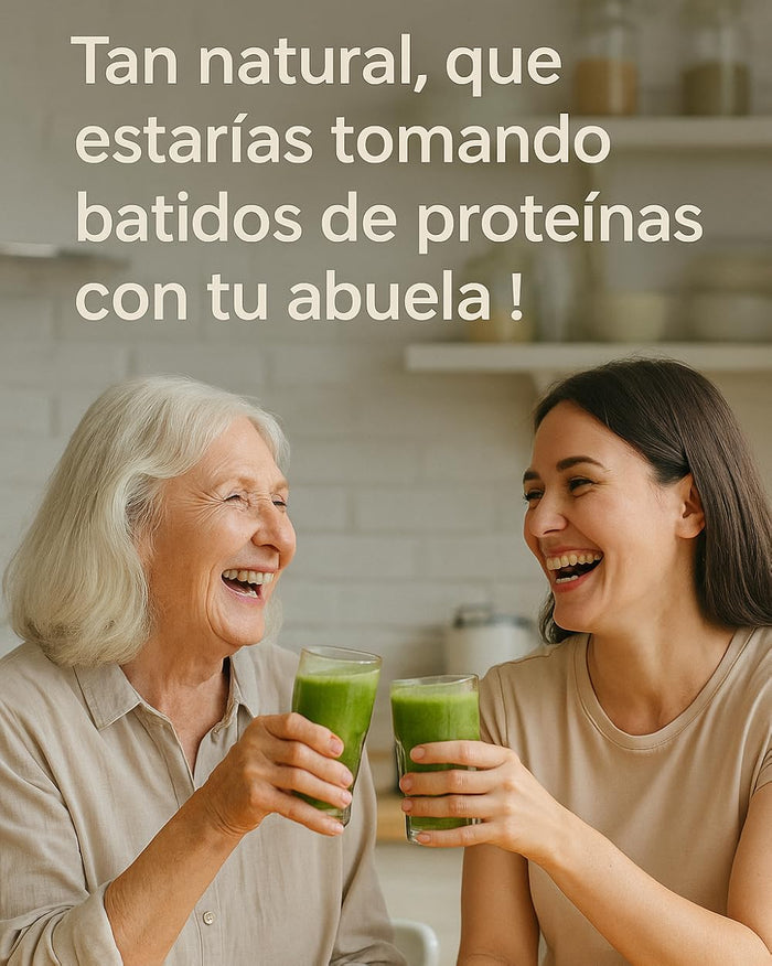 Una abuela y su nieta riendo mientras toman batidos verdes naturales hechos con superalimentos