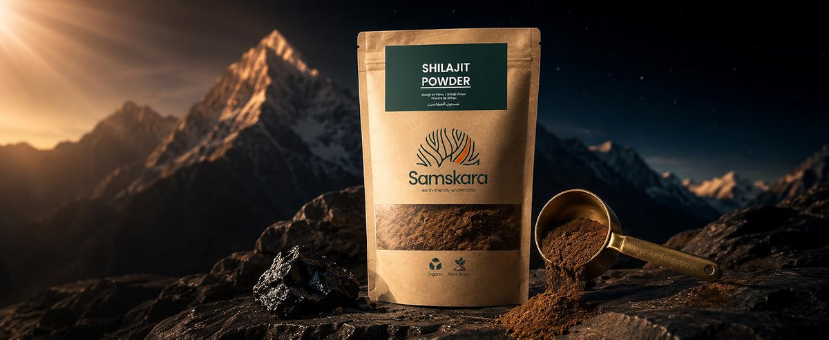 Bolsa de shilajit en polvo Samskara con cucharita medidora y resina de shilajit sobre roca del Himalaya al atardecer
