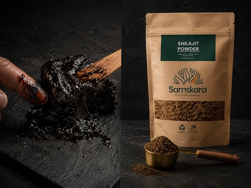 Resina natural de shilajit y polvo de shilajit en cucharita medidora junto a bolsa Samskara