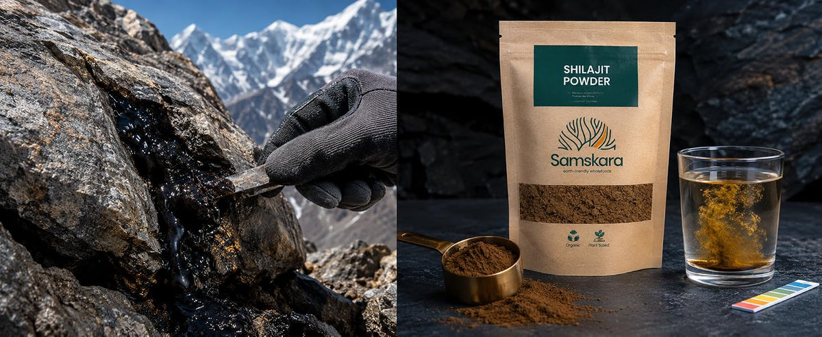 Mano recogiendo resina de shilajit de una roca del Himalaya junto a bolsa de shilajit en polvo y vaso de agua