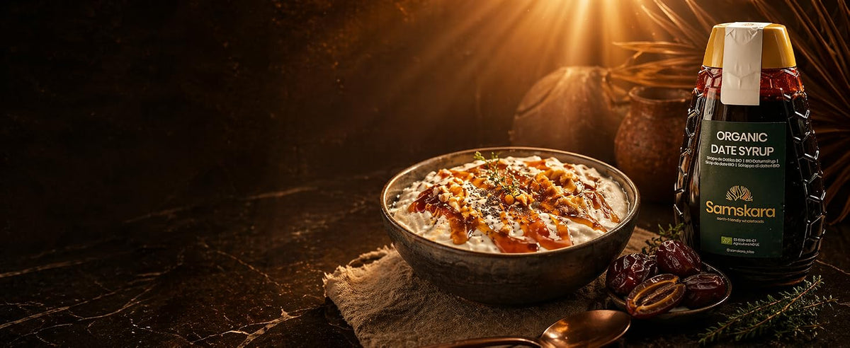 Desayuno con yogur, bol de açaí y avena endulzado con sirope de dátil