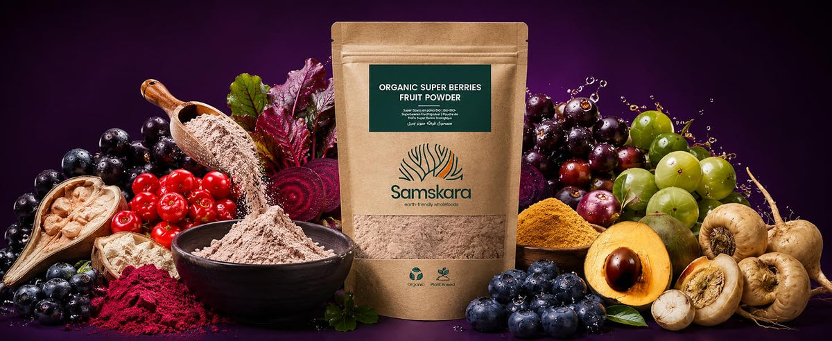 Bolsa de super mezcla de bayas ecológica Samskara rodeada de baobab, acerola, arándanos, açaí, amla, lúcuma y remolacha