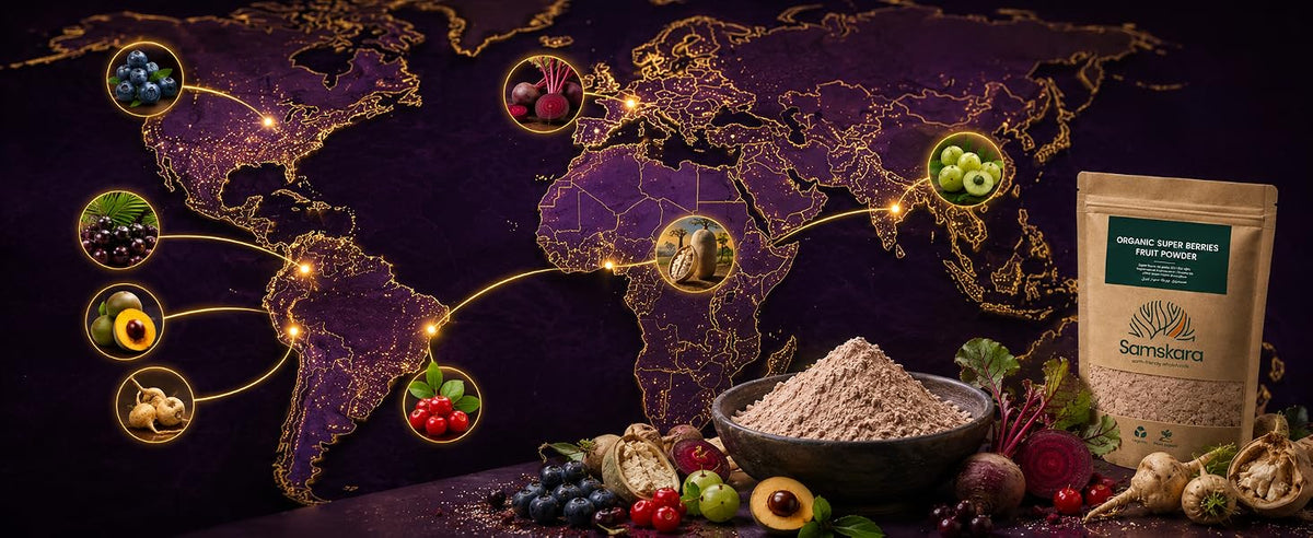 Mapa del mundo con los superalimentos de la mezcla de bayas: baobab, acerola, açaí, amla, lúcuma, maca y arándano junto a bolsa Samskara