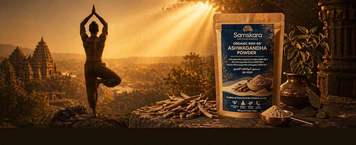 Persona haciendo yoga junto a un templo al amanecer con bolsa de ashwagandha KSM-66 Samskara y raíces secas