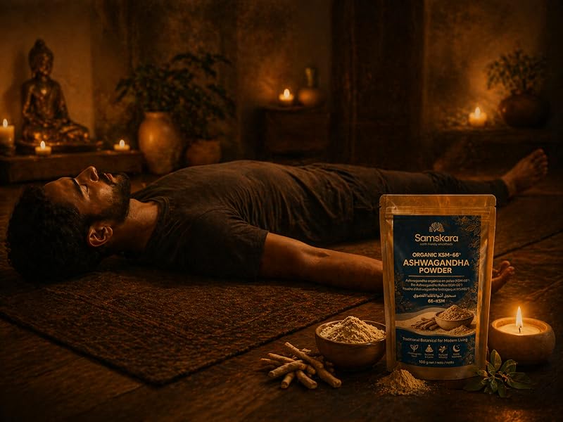 Hombre tumbado en una esterilla de yoga con velas, cuenco de ashwagandha en polvo y bolsa Samskara