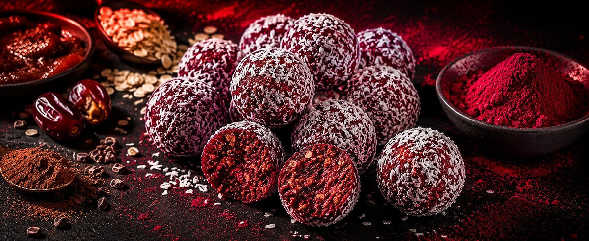 Bolas de energía rojas con remolacha en polvo, avena, pasta de dátil y mantequilla de almendra