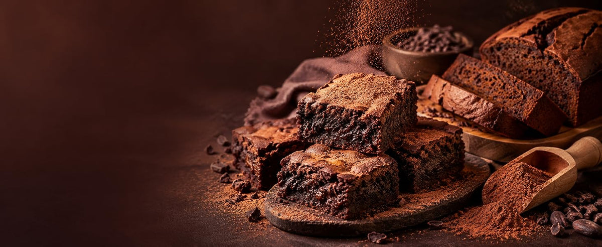 Brownies y bizcocho hechos con cacao crudo ecológico en polvo
