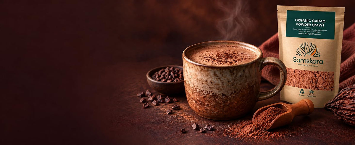 Taza de cacao caliente junto a la bolsa de cacao crudo ecológico en polvo Samskara de Perú