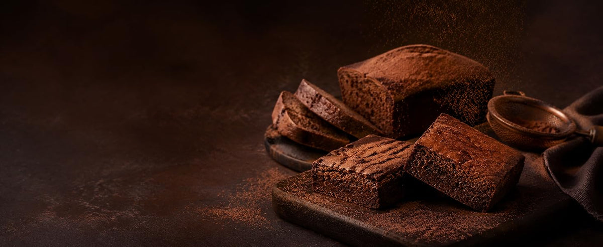 Brownies y bizcocho de chocolate hechos con cacao en polvo desgrasado