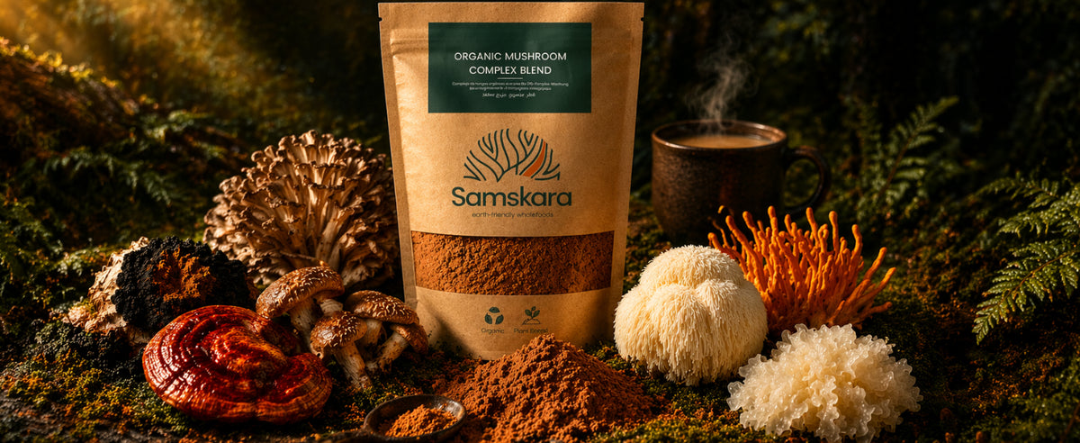 Bolsa de complejo de 7 setas ecológicas en polvo Samskara rodeada de reishi, melena de león, cordyceps y tremella blanca en el bosque