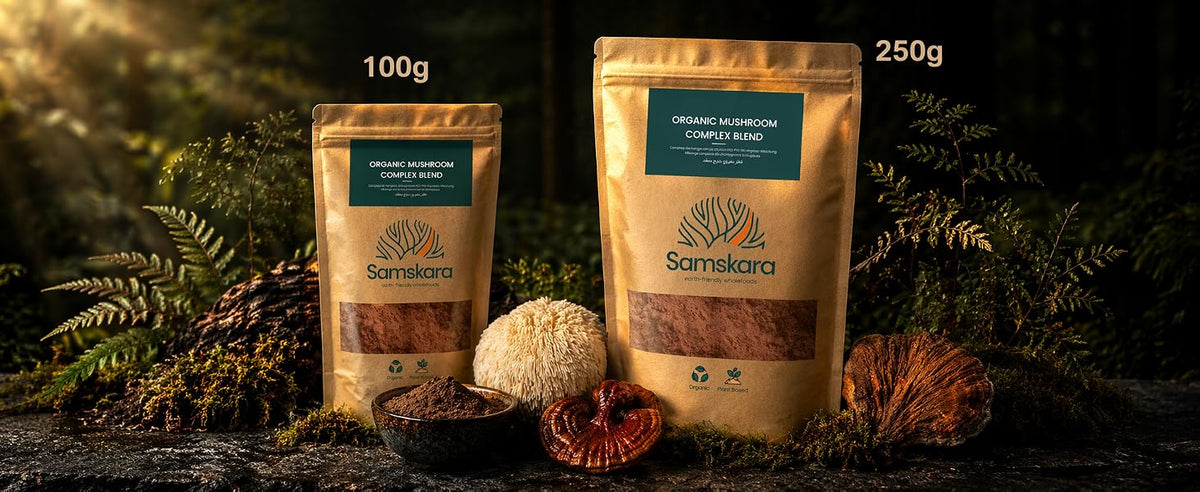 Bolsas de complejo de 7 setas ecológicas Samskara de 100 g y 250 g en el bosque con setas frescas