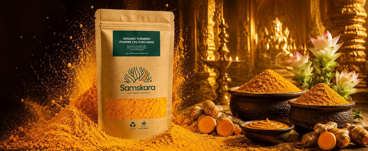 Cúrcuma ecológica en polvo Samskara con raíces frescas y cuencos de cúrcuma dorada