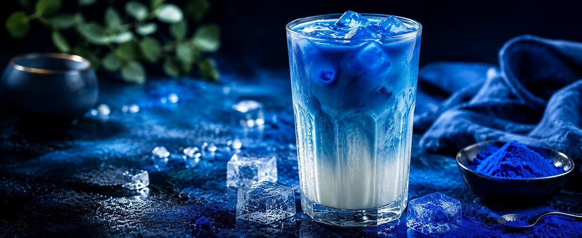 Blue latte helado con espirulina azul BIO, leche vegetal fría y hielo