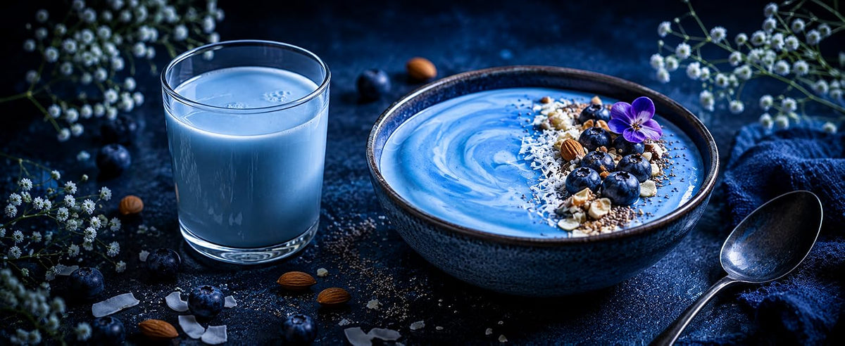 Leche vegetal y yogur teñidos de azul natural con espirulina azul en polvo