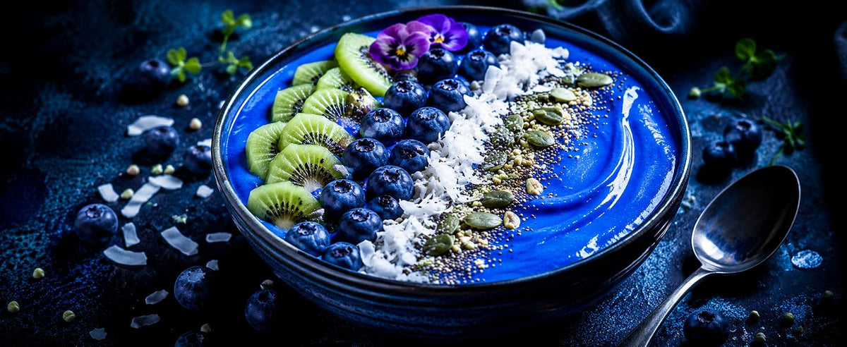 Smoothie bowl azul coloreado con espirulina azul BIO en polvo