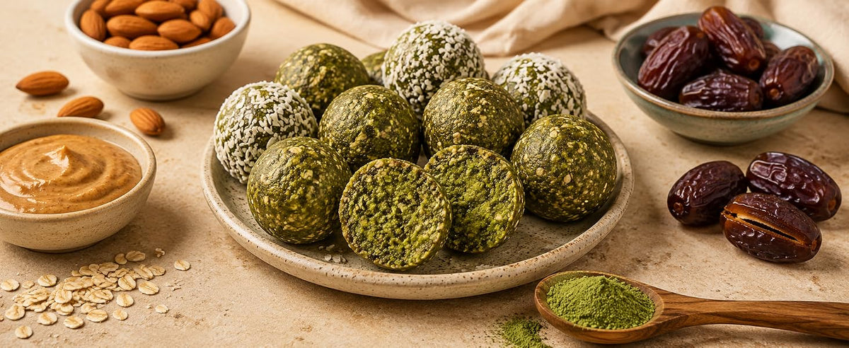 Energy balls verdes con moringa en polvo, avena, mantequilla de almendra, dátil y coco
