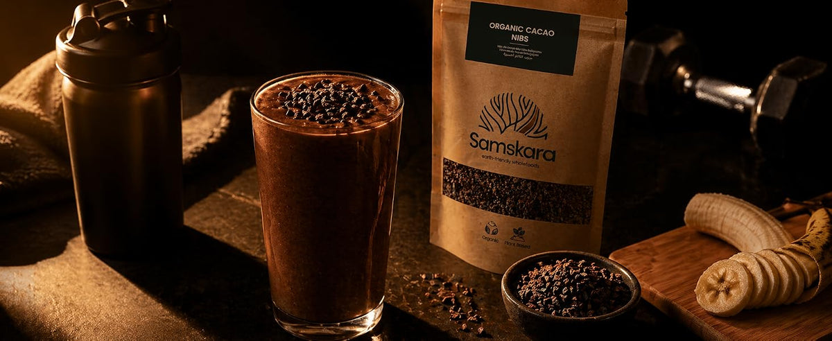 Batido con nibs de cacao crudo, plátano, bebida de avena y proteína