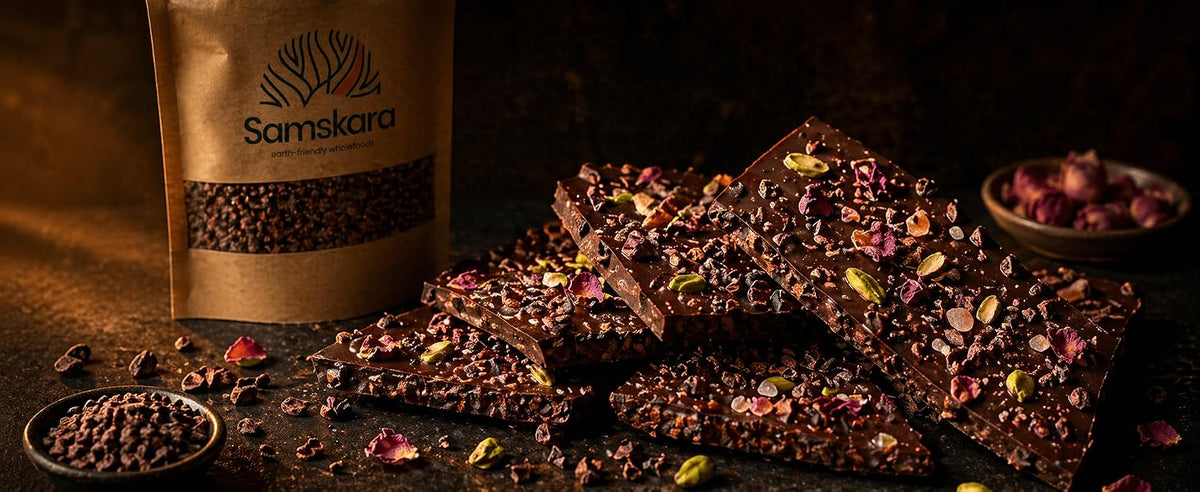 Chocolate bark raw con nibs de cacao, manteca de cacao, pistacho y rosa