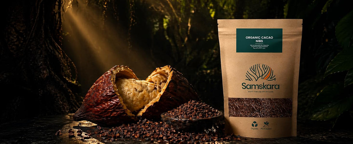 Nibs de cacao crudo ecológico de Perú junto a la bolsa Samskara y una vaina de cacao abierta