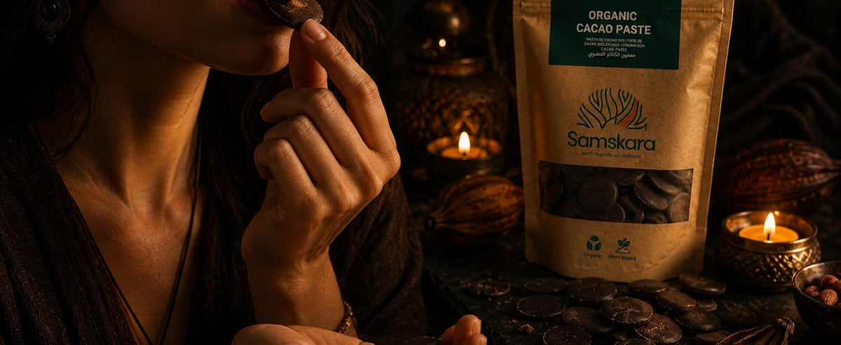 Botones de pasta de cacao derretiéndose en la lengua como sustituto del chocolate