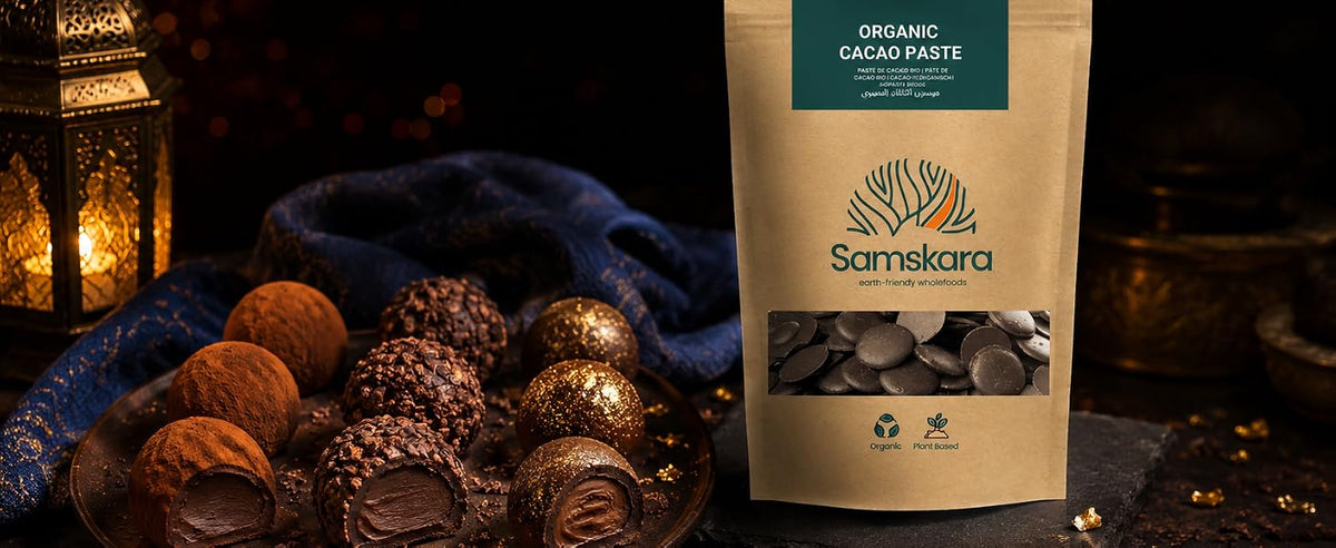 Trufas de pasta de cacao, miel y aceite de coco rebozadas en nibs y especias