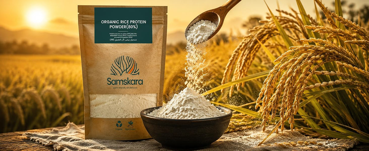 Bolsa de proteína de arroz ecológica Samskara junto a una cuchara de proteína de arroz y un campo de arroz al atardecer